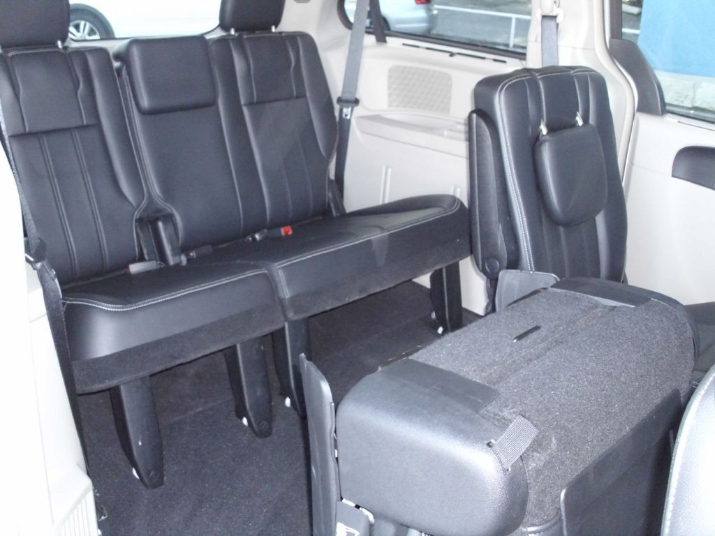 2013 Chrysler Town & Country Image 14