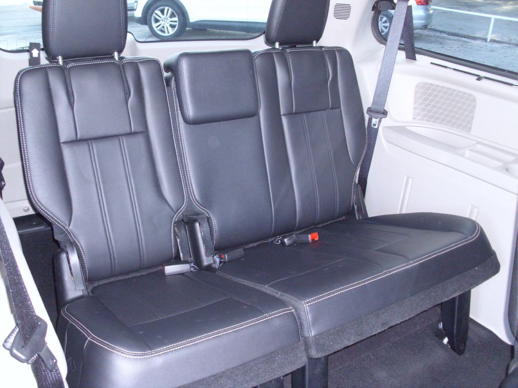 2013 Chrysler Town & Country Image 15