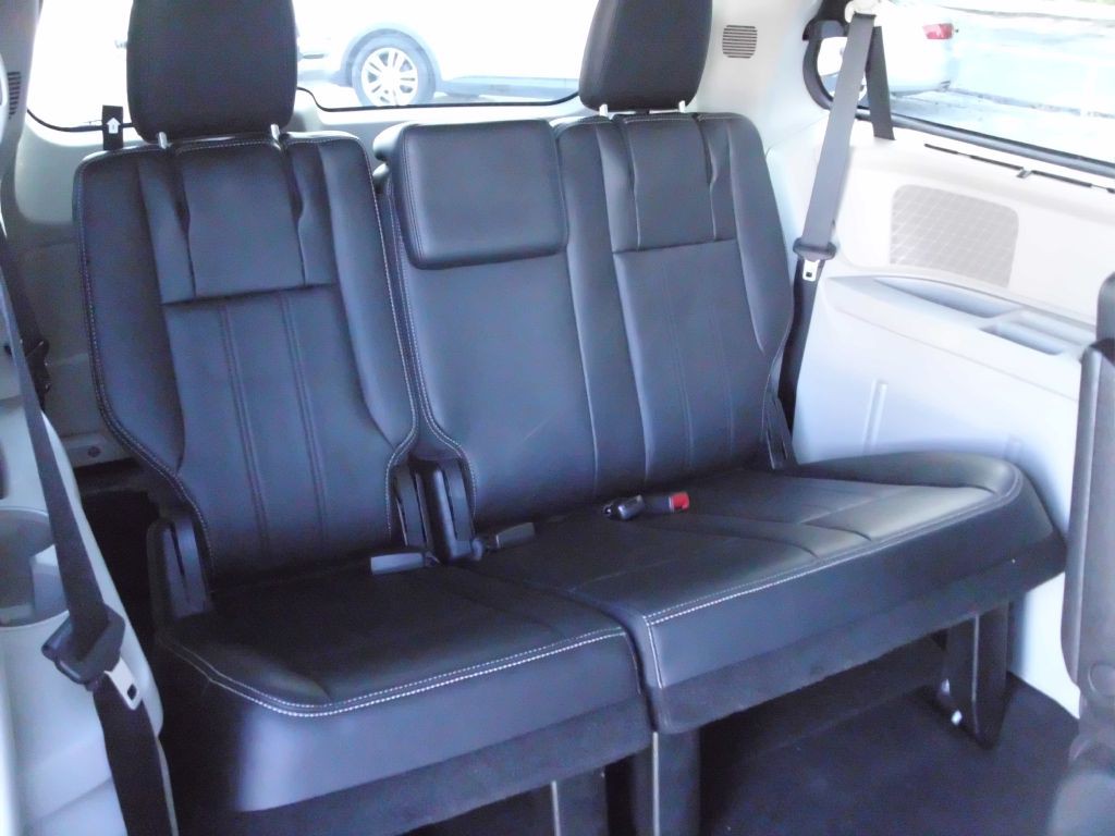 2013 Chrysler Town & Country Image 16