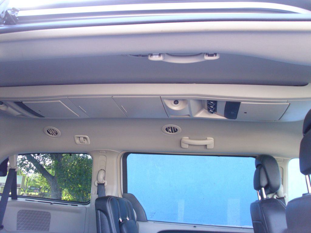 2013 Chrysler Town & Country Image 17