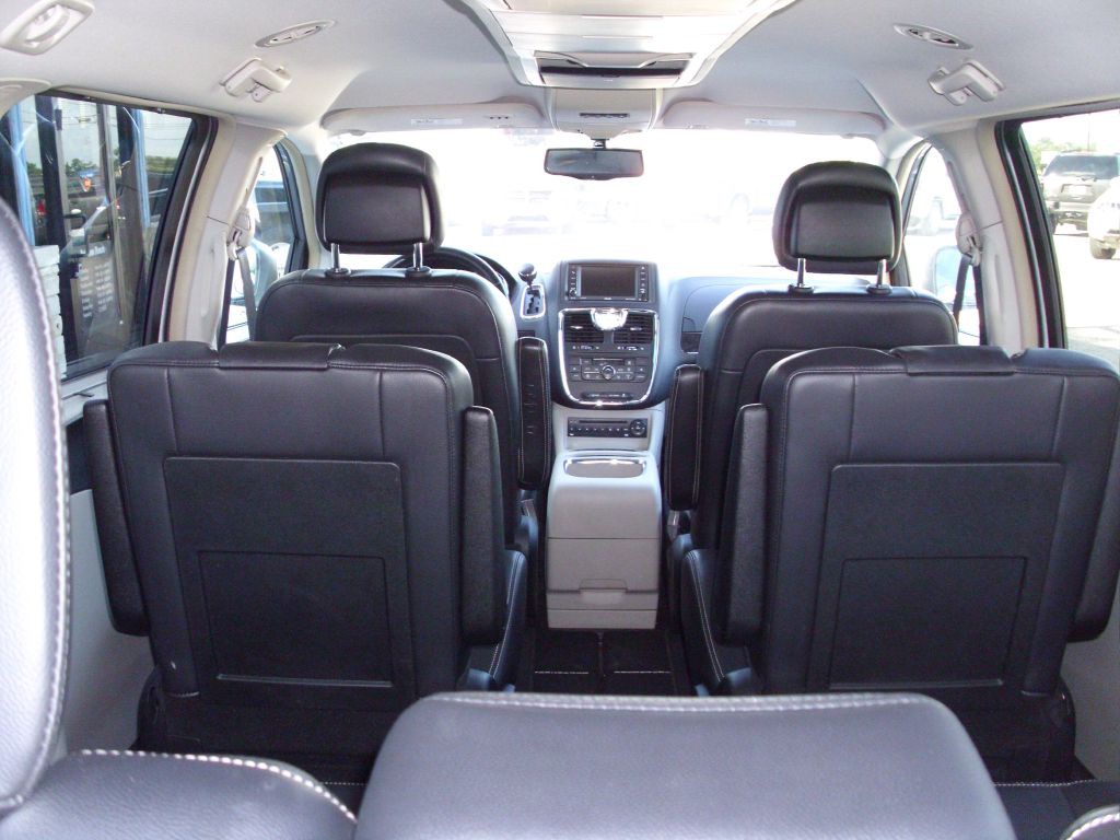2013 Chrysler Town & Country Image 19