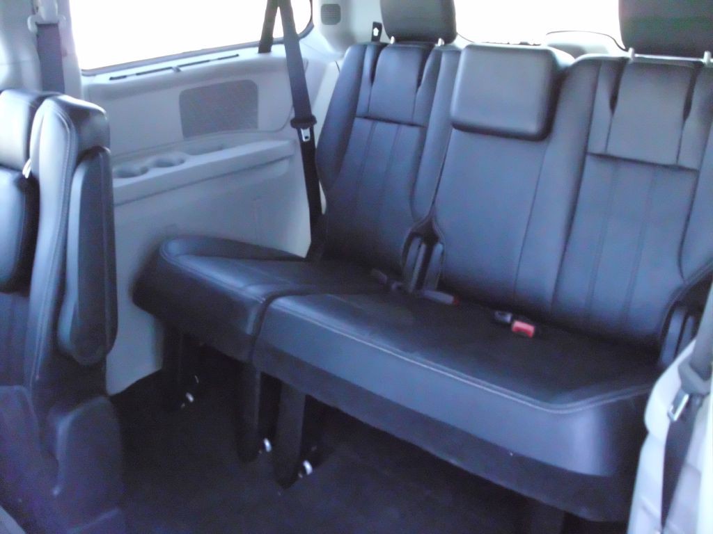2013 Chrysler Town & Country Image 21
