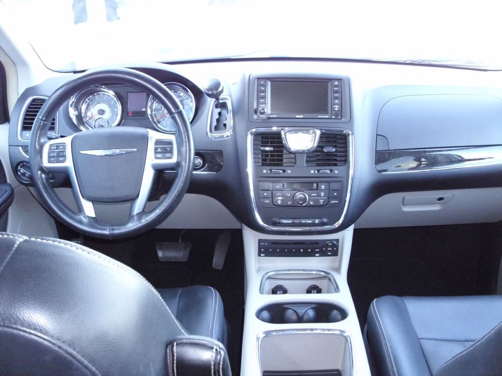 2013 Chrysler Town & Country Image 22