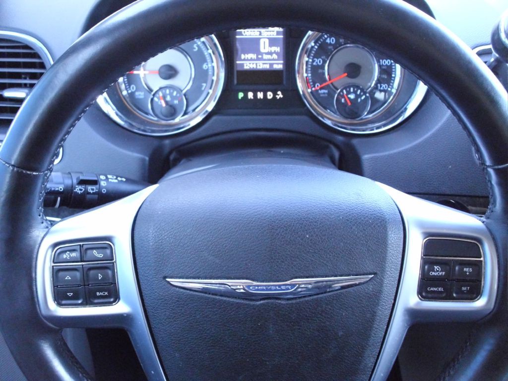 2013 Chrysler Town & Country Image 23