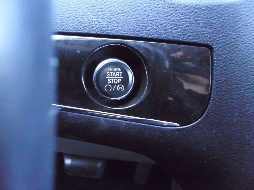 2013 Chrysler Town & Country Image 24