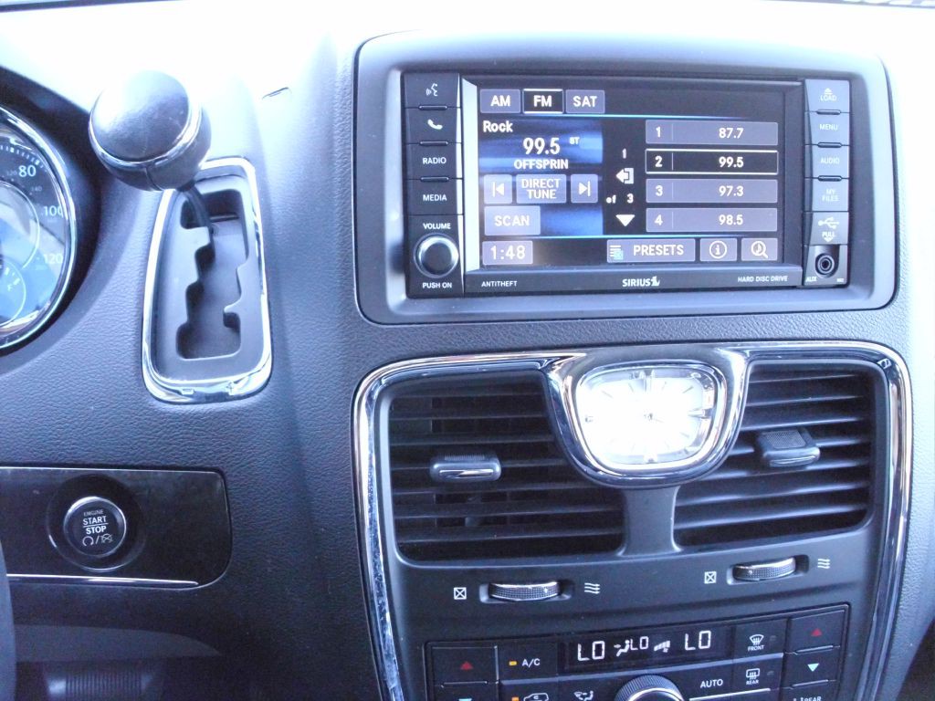 2013 Chrysler Town & Country Image 25