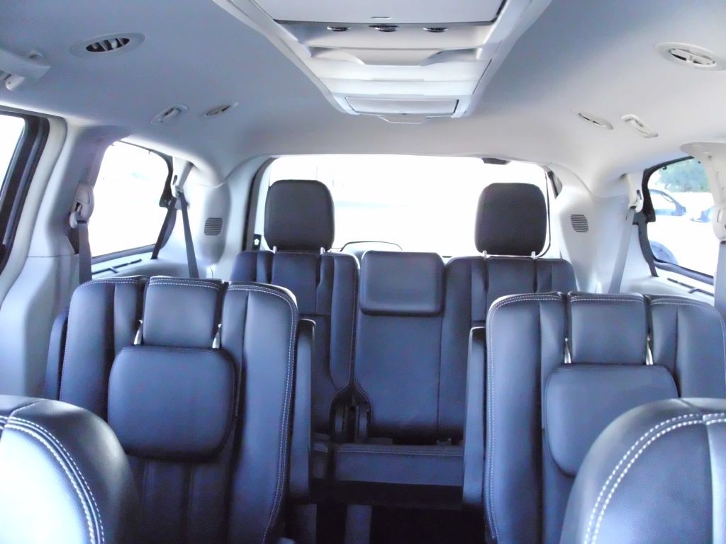 2013 Chrysler Town & Country Image 28