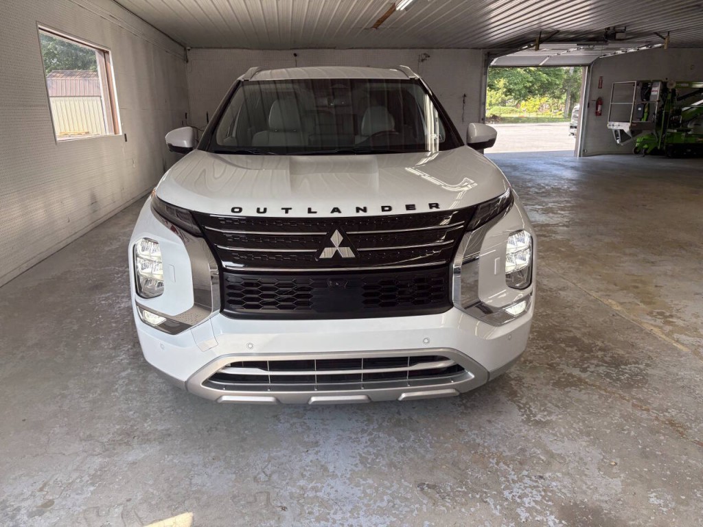 2024 Mitsubishi Outlander Image 2
