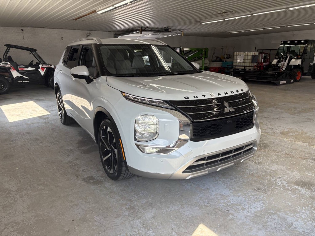 2024 Mitsubishi Outlander Image 3