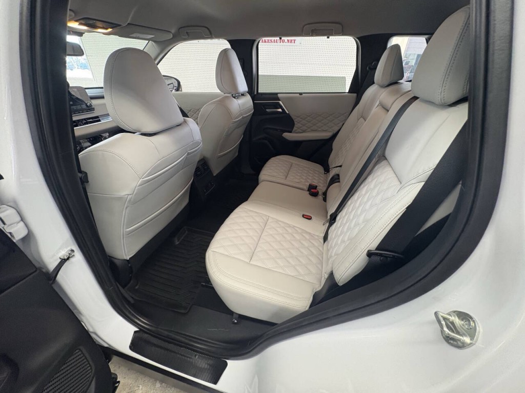 2024 Mitsubishi Outlander Image 9