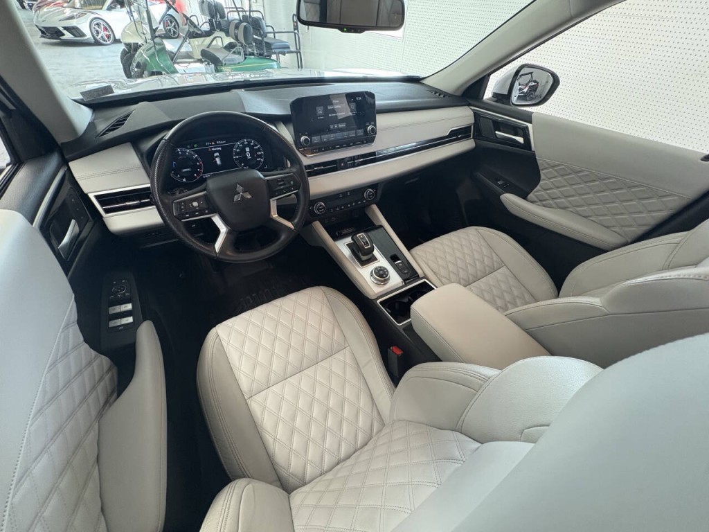 2024 Mitsubishi Outlander Image 10