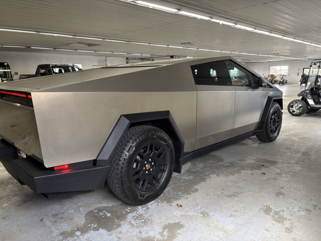 2024 Tesla Cybertruck Image 4