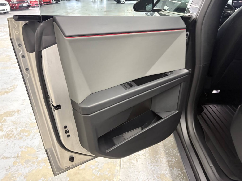 2024 Tesla Cybertruck Image 9