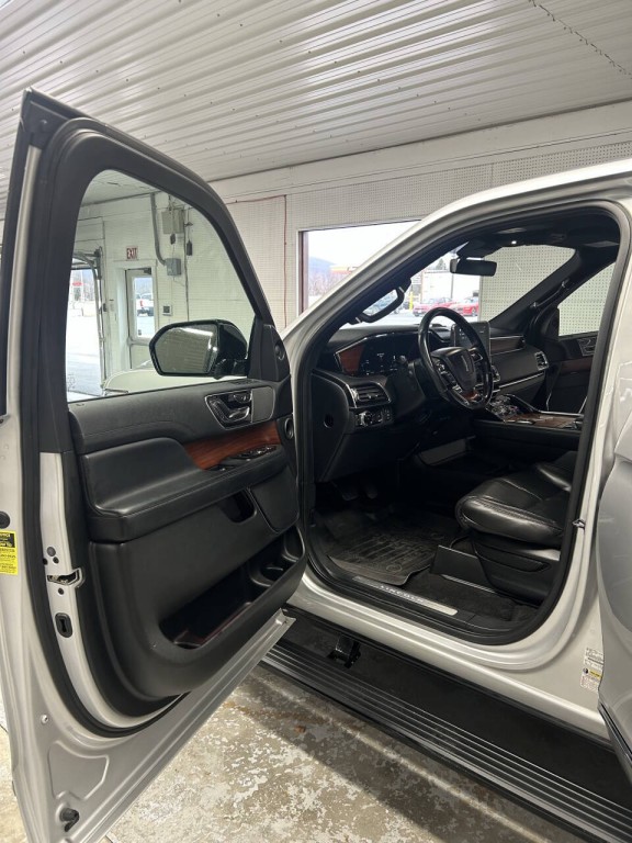 2018 Lincoln Navigator Image 9