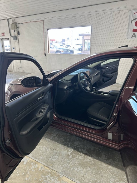 2025 Nissan Altima Image 9