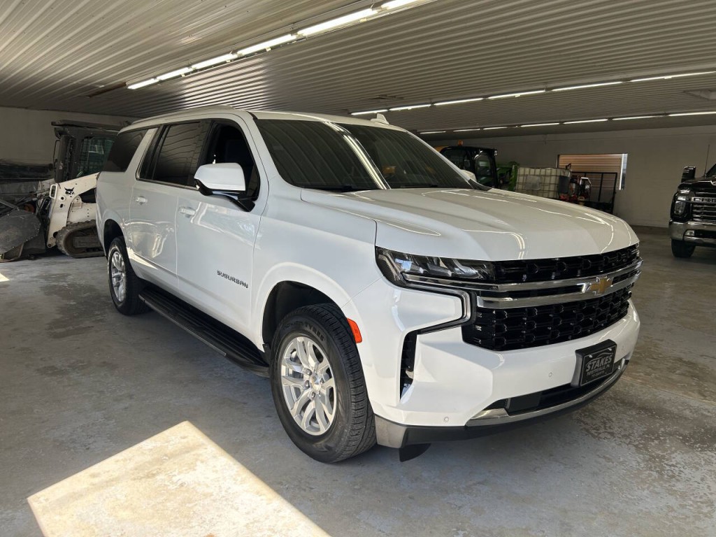 2023 Chevrolet Suburban Image 3