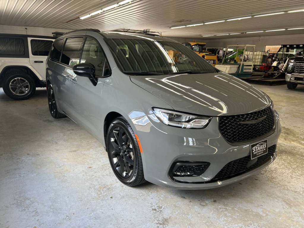 2025 Chrysler Pacifica Image 3