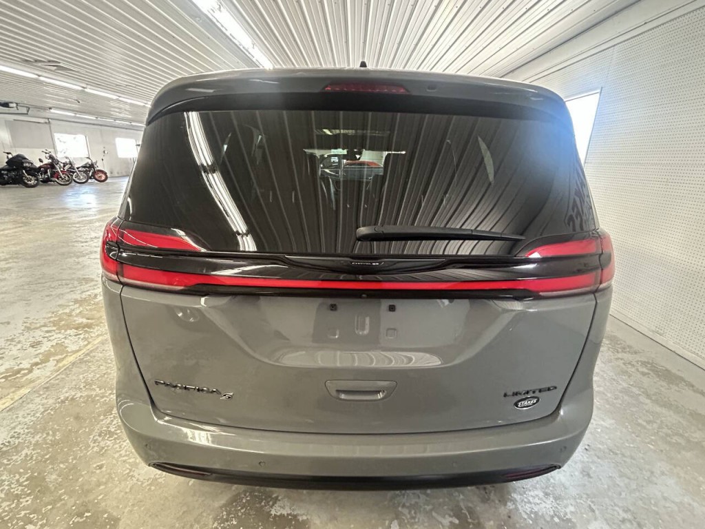 2025 Chrysler Pacifica Image 5