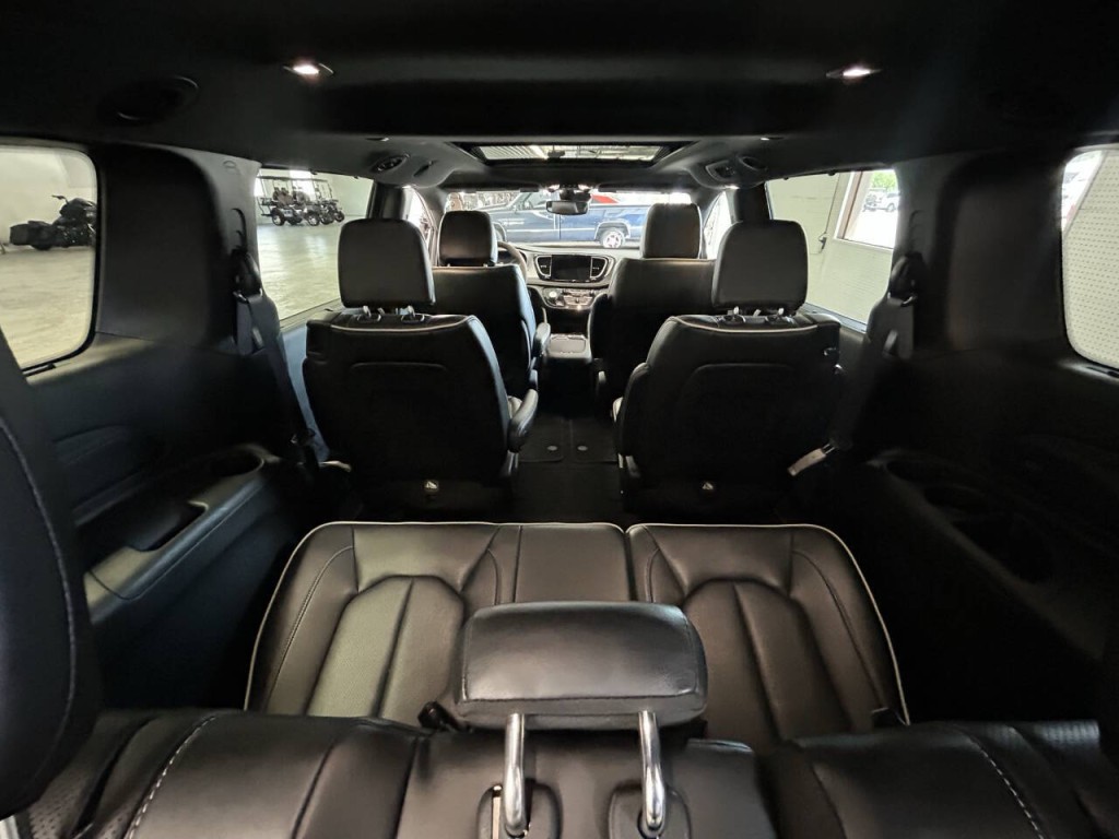 2025 Chrysler Pacifica Image 8