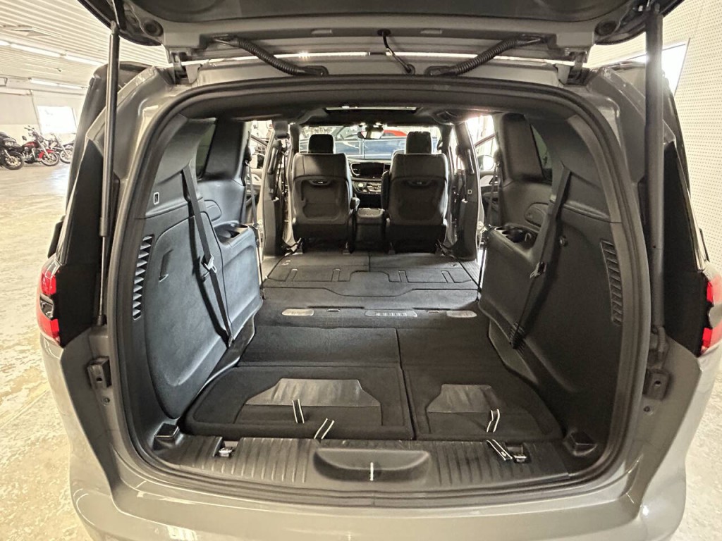 2025 Chrysler Pacifica Image 9