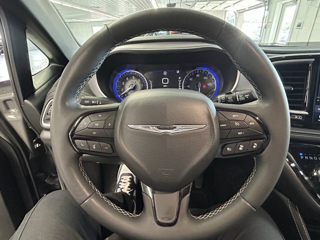 2025 Chrysler Pacifica Image 10