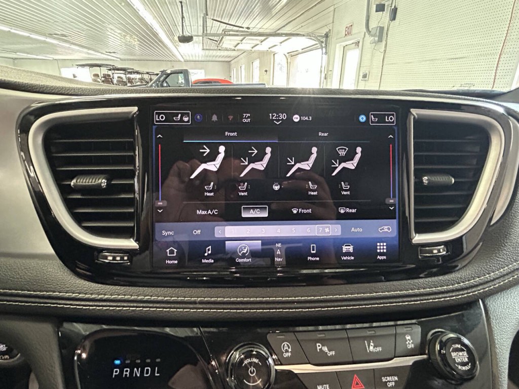 2025 Chrysler Pacifica Image 11