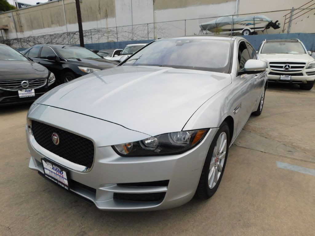 2019 Jaguar XE Image 3
