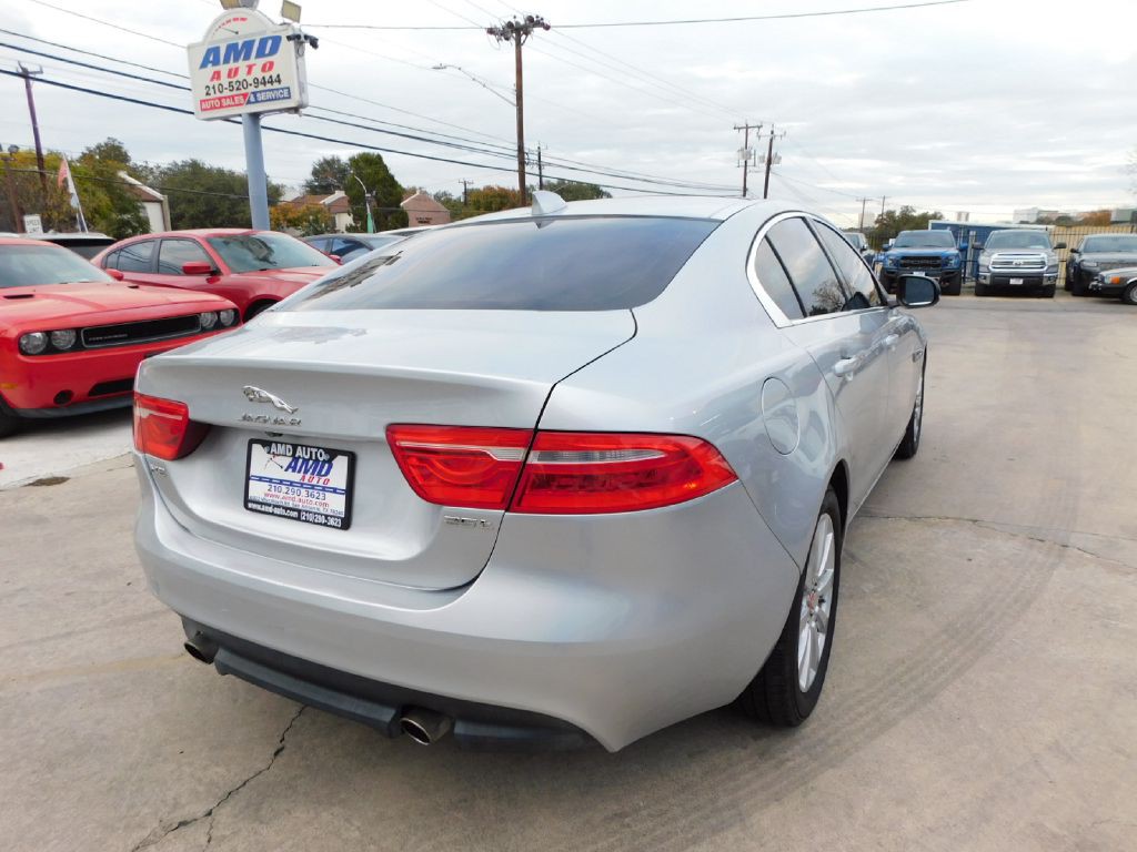 2019 Jaguar XE Image 7