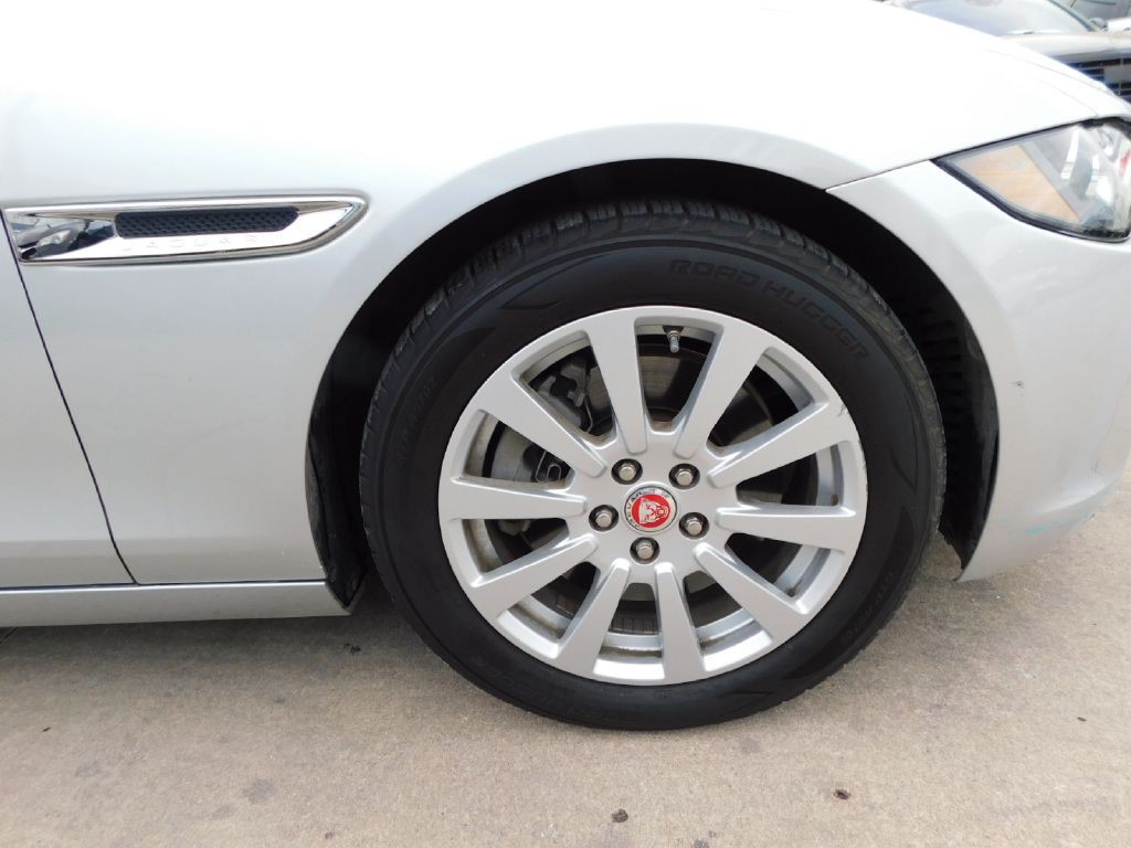 2019 Jaguar XE Image 9