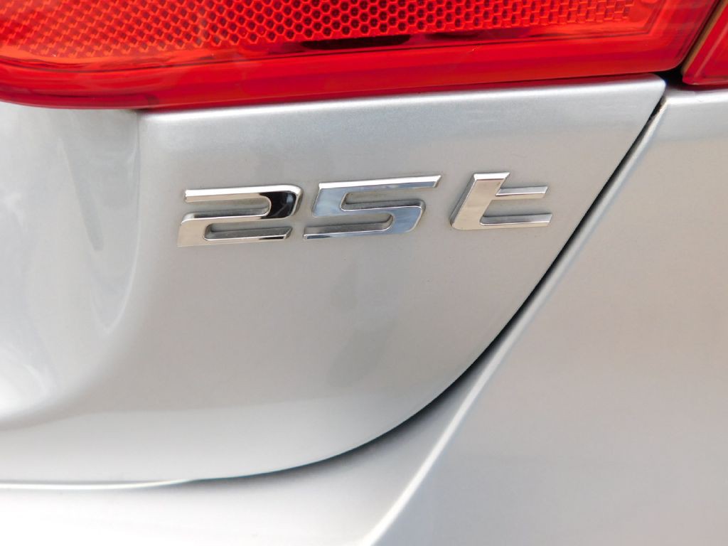 2019 Jaguar XE Image 11
