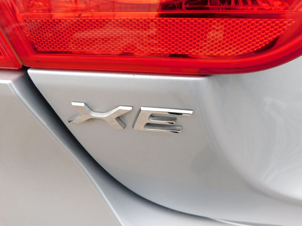 2019 Jaguar XE Image 12