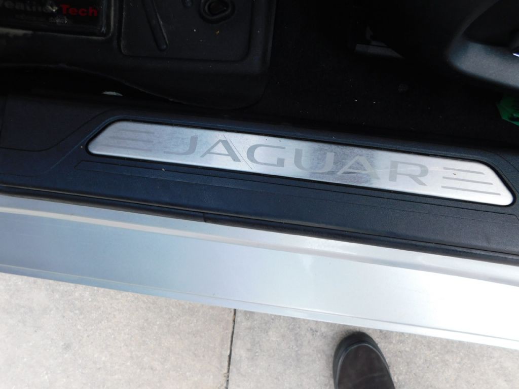 2019 Jaguar XE Image 19