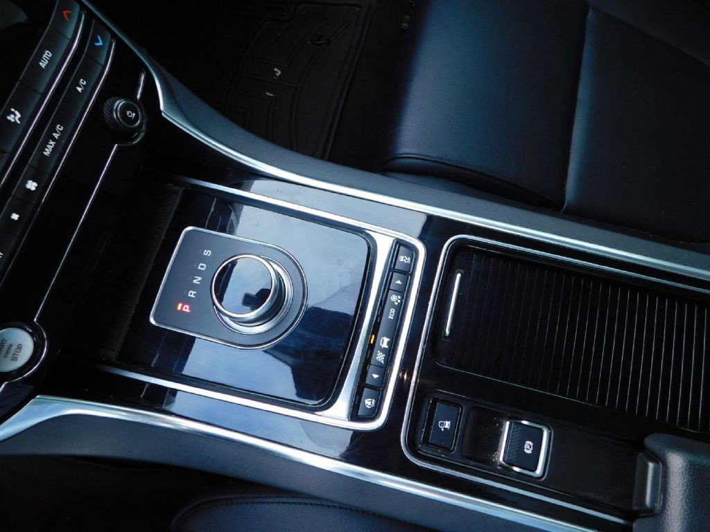 2019 Jaguar XE Image 32