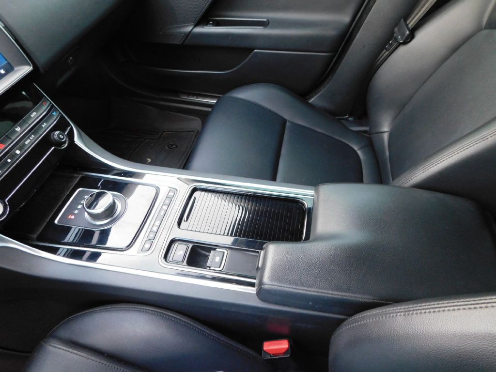 2019 Jaguar XE Image 33