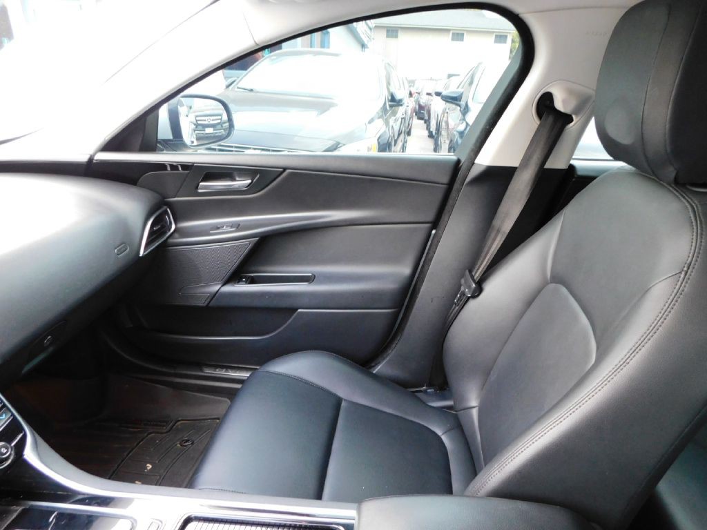 2019 Jaguar XE Image 36