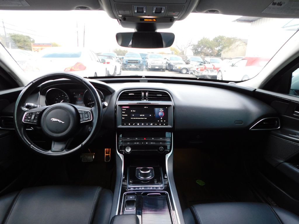 2019 Jaguar XE Image 38
