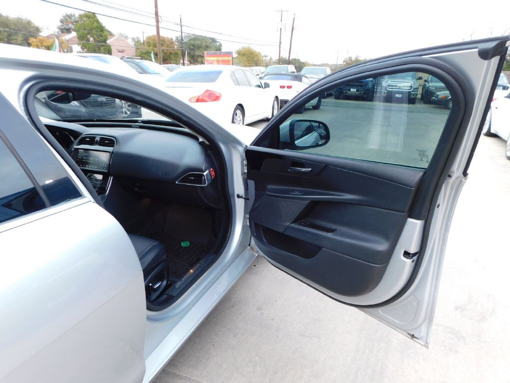 2019 Jaguar XE Image 43