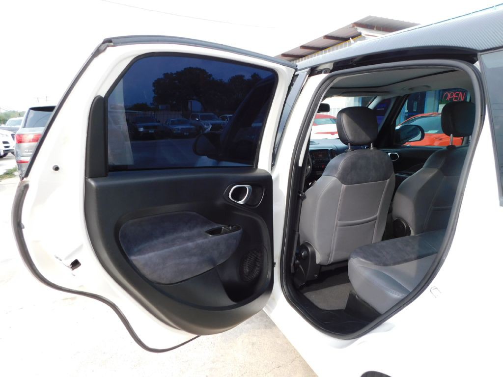 2014 FIAT 500L Image 18