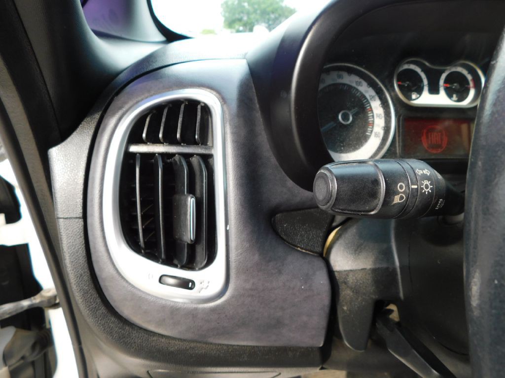 2014 FIAT 500L Image 23