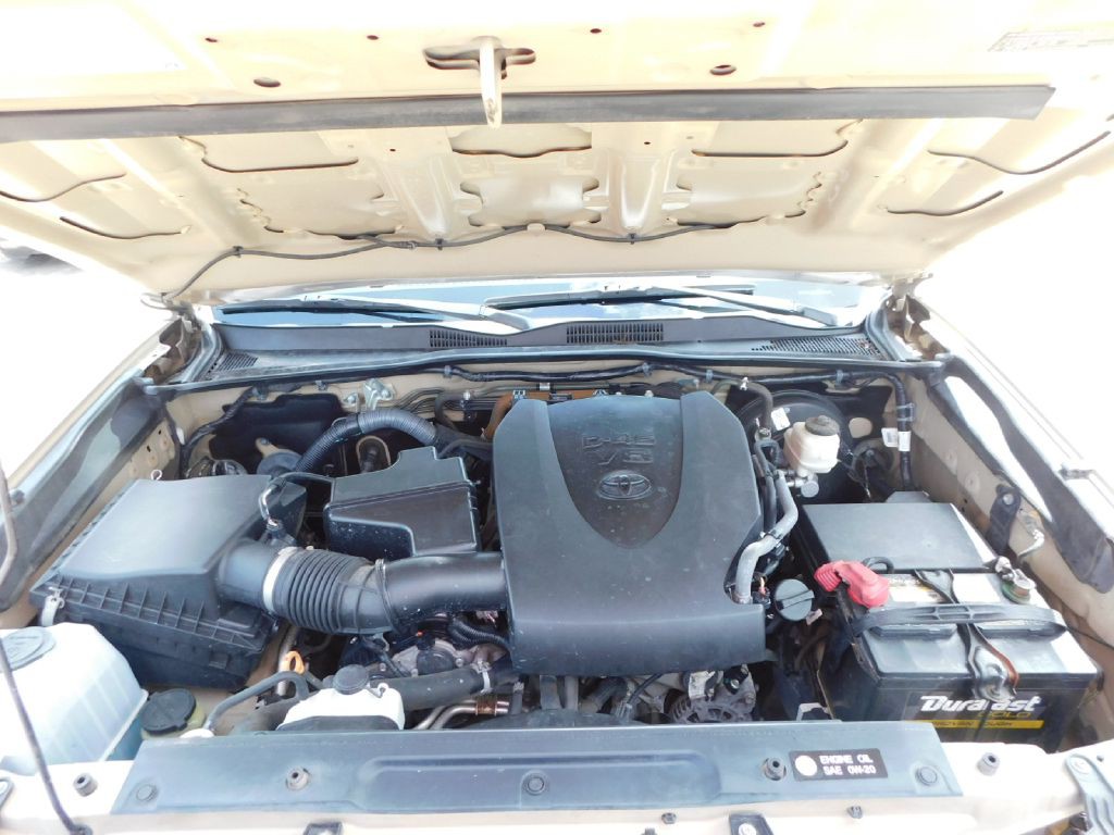 2017 Toyota Tacoma Image 13