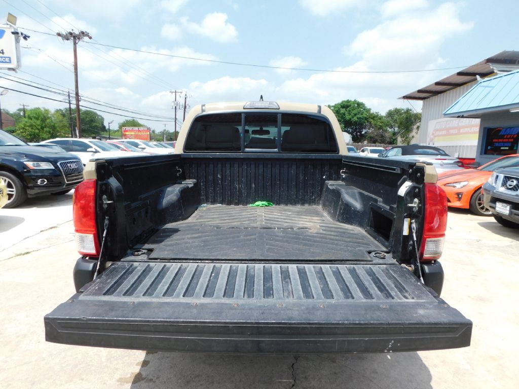2017 Toyota Tacoma Image 14
