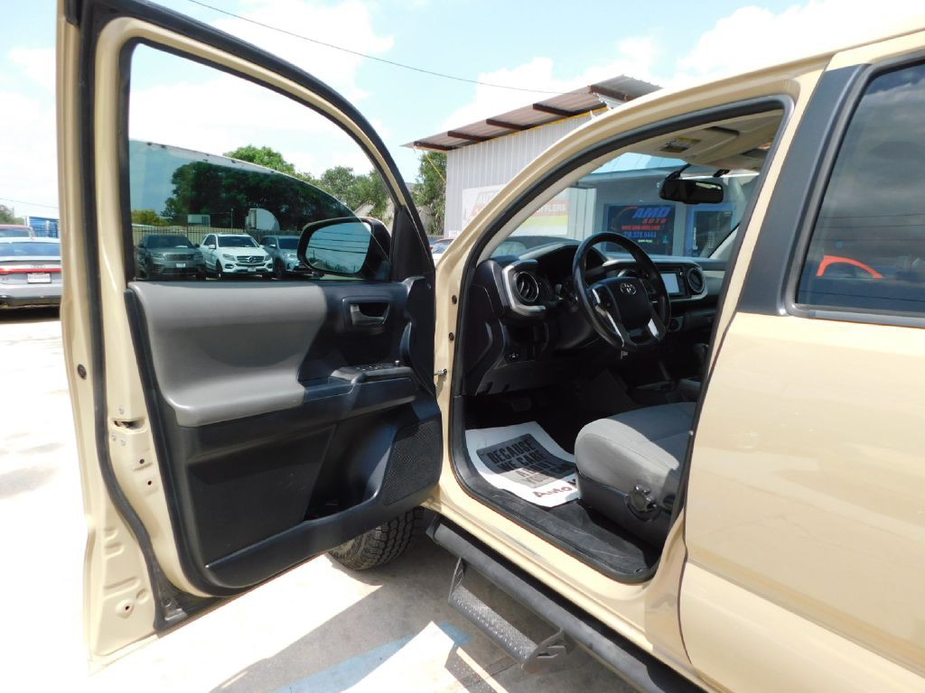 2017 Toyota Tacoma Image 16