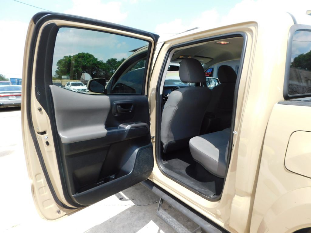 2017 Toyota Tacoma Image 18