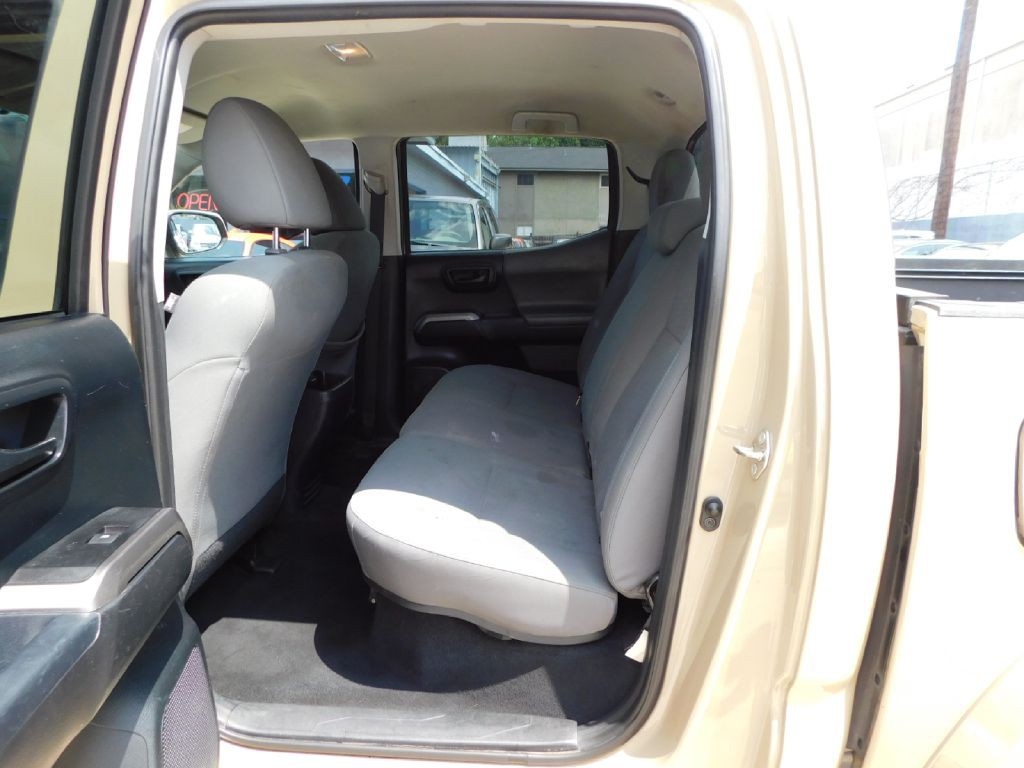 2017 Toyota Tacoma Image 19