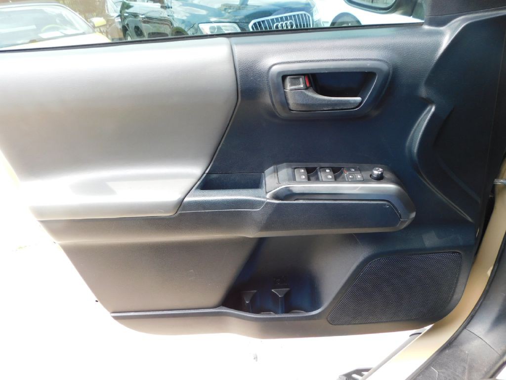 2017 Toyota Tacoma Image 25