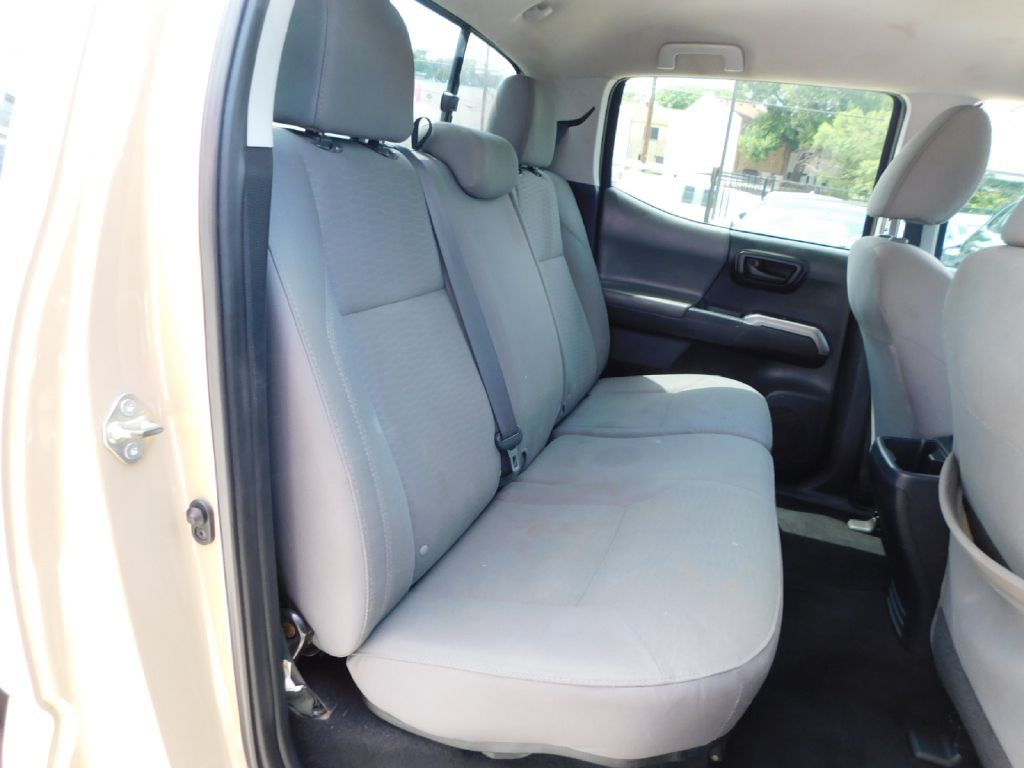 2017 Toyota Tacoma Image 34