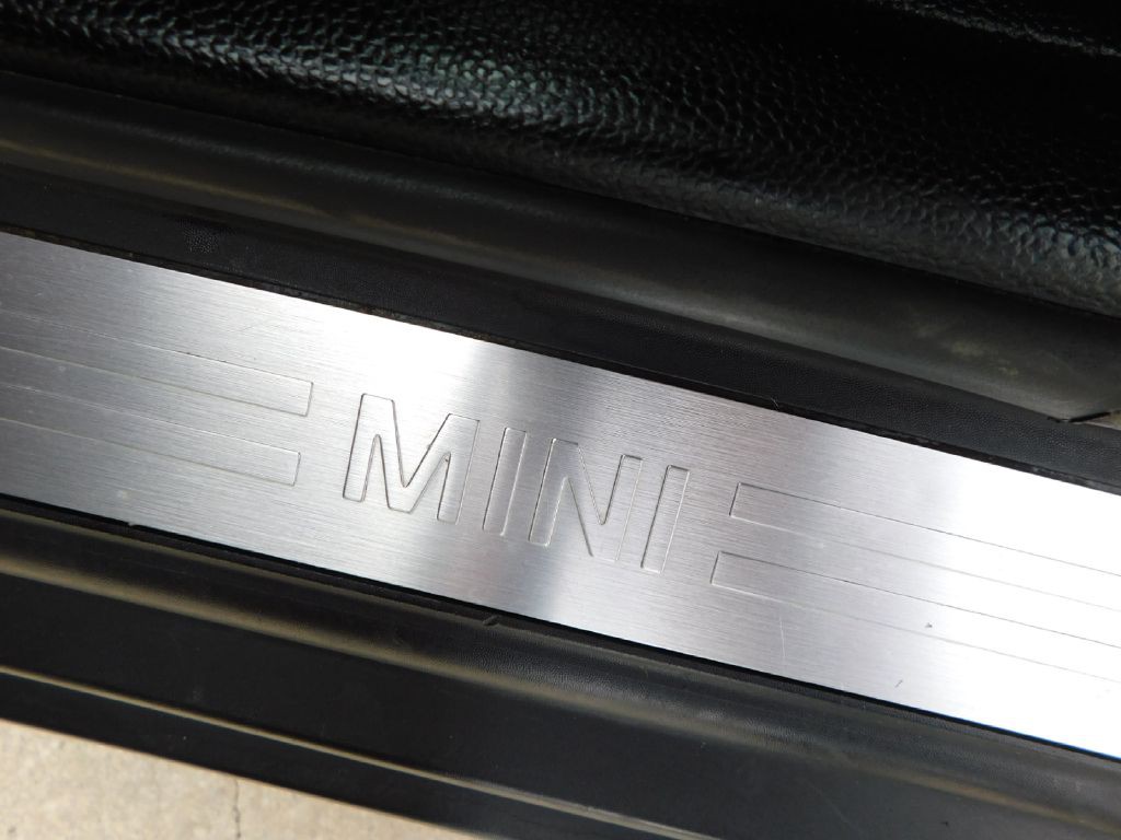 2017 MINI Cooper Image 17