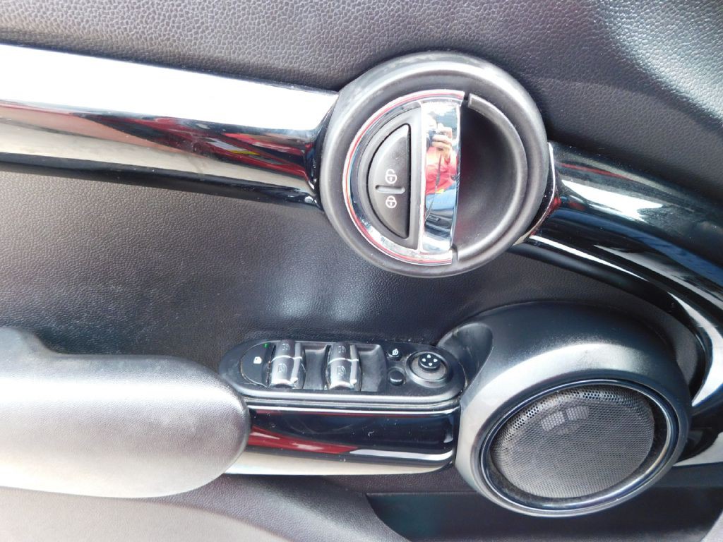 2017 MINI Cooper Image 27
