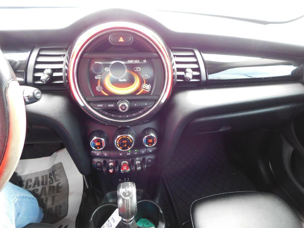 2017 MINI Cooper Image 31