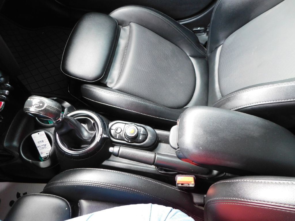 2017 MINI Cooper Image 33